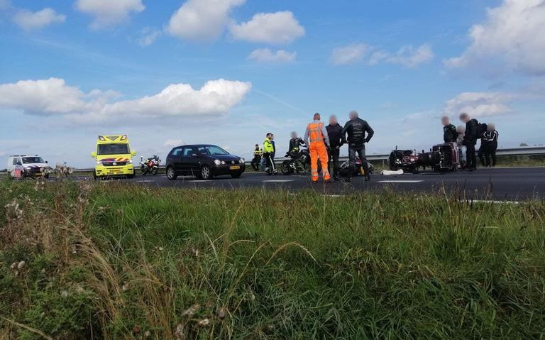 Motorrijder naar ziekenhuis na botsing op Sintrale As bij De Falom. Motorrijder naar ziekenhuis na botsing op Sintrale As bij De Falom.