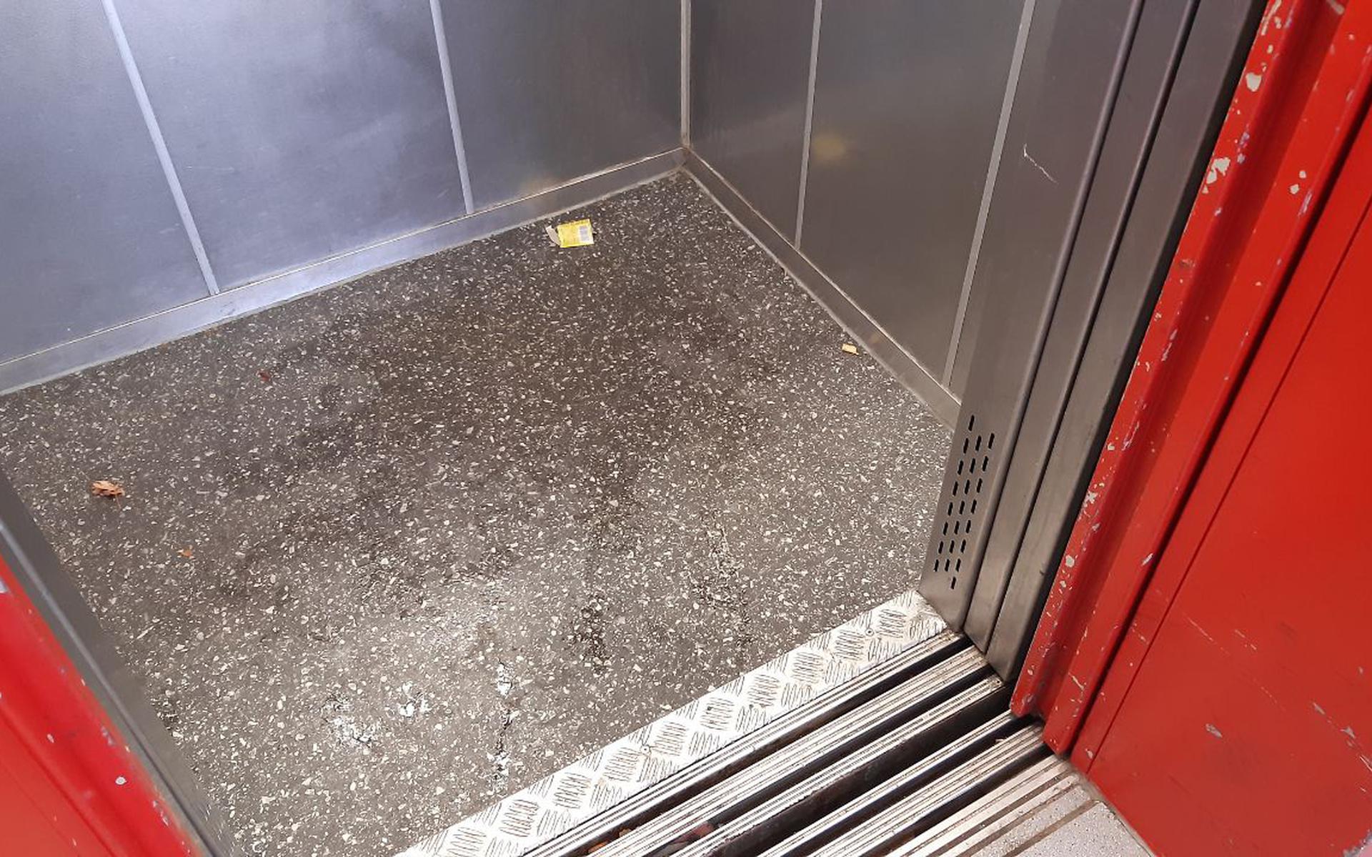Urine in de lift.