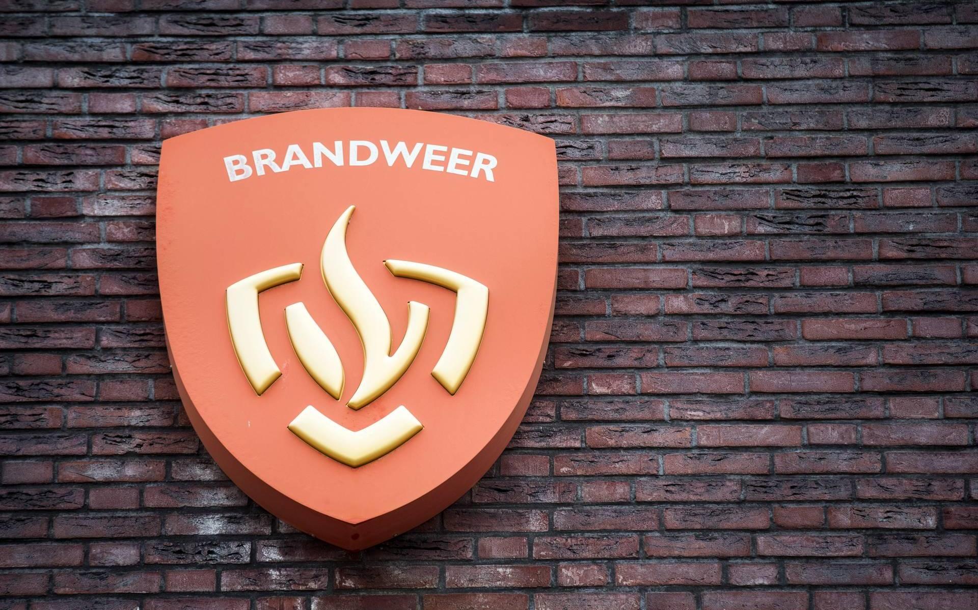 Brandweer bestrijdt grote brand in buitengebied Heinenoord