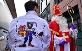 Sinterklaas komt de blokkeer-Friezen een hart onder de riem steken bij de rechtbank. FOTO ANP