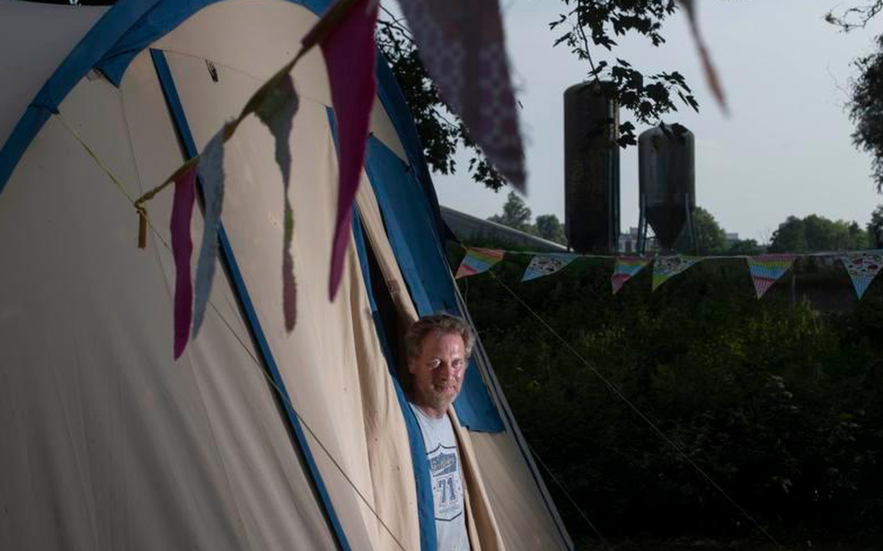 Vanwege de hitte slaapt Folkert Visser in Lekkum in een tent op zijn eigen erf. FOTO HOGE NOORDEN/JACOB VAN ESSEN