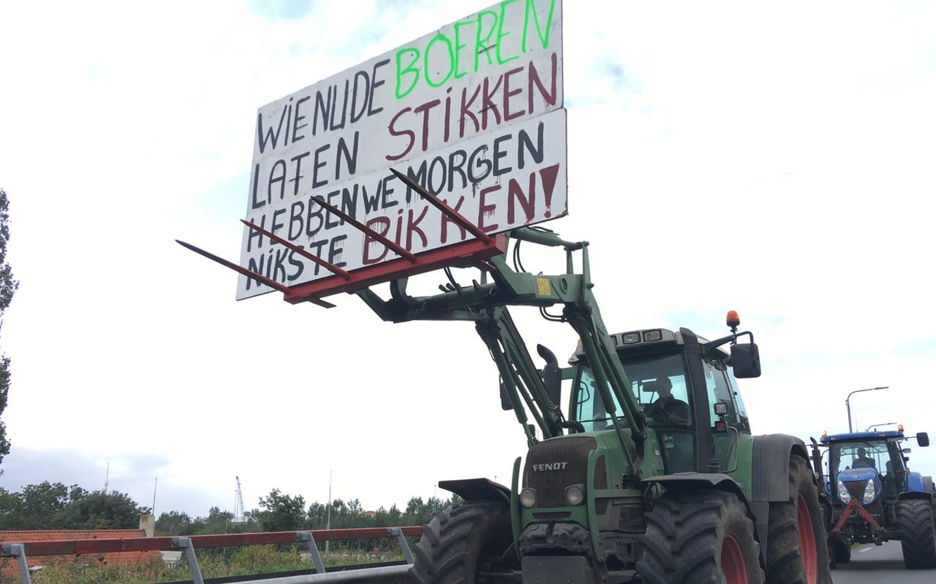 Boeren ook in Friesland de weg op: trekkerstoet in Lemmer, blokkeertrekker in De Blesse - Leeuwarder