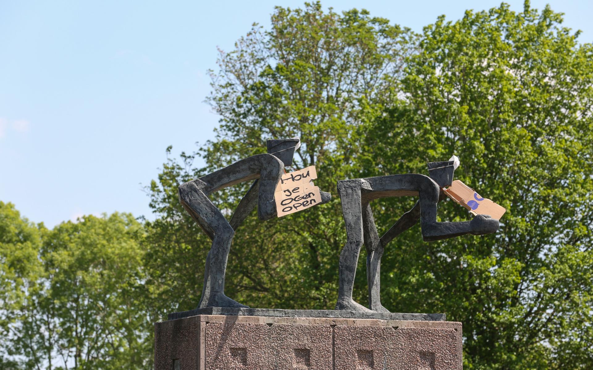 'Hou je ogen open' en '1,5 meter = niet ok!': deze spandoeken hangen opeens in Friesland - Leeuwarde