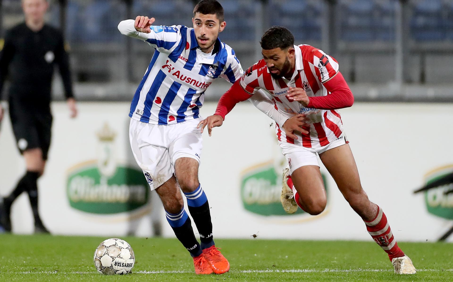 Sieben Dewaele van Heerenveen duelleert met Joshua Sanches van TOP Oss.