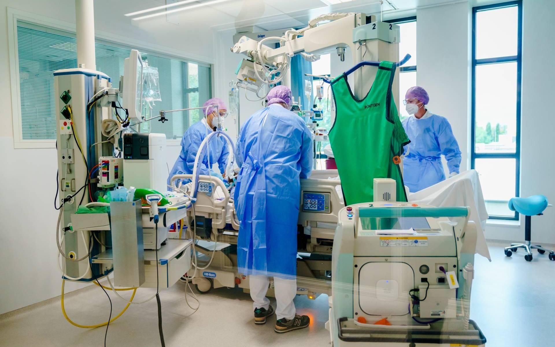 Studie: coronapatiënt loopt veel hoger sterfterisico na operatie