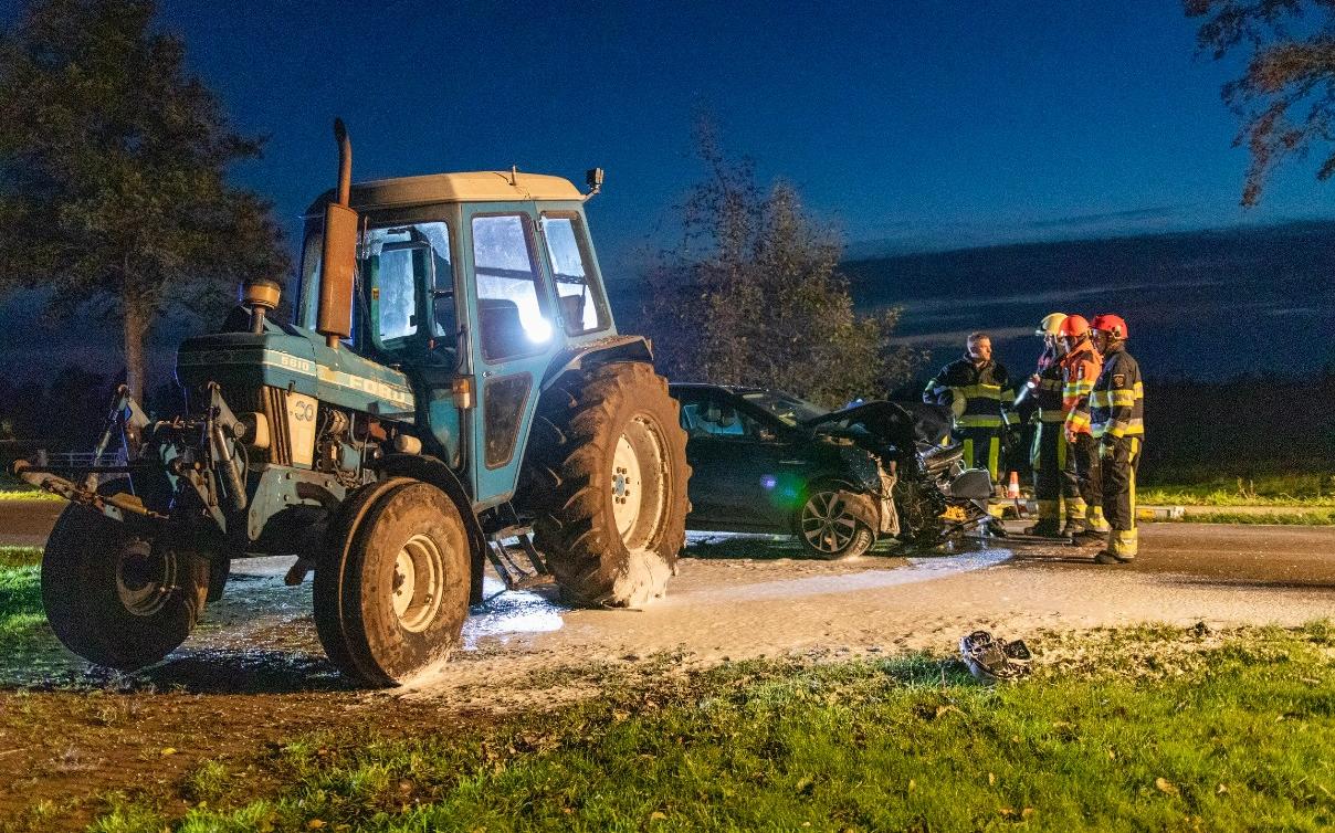 Gewonde bij aanrijding tussen auto en trekker bij Haskerdijken