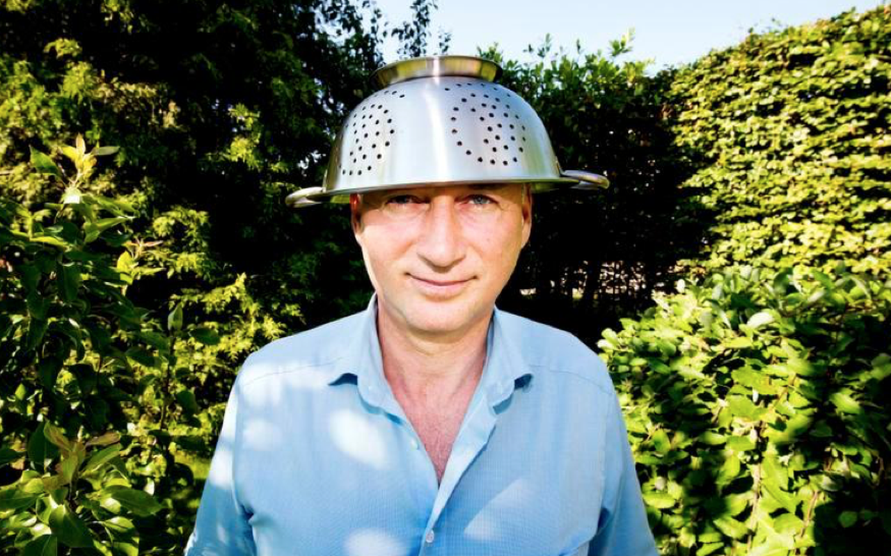 Portret van Gerrit Rijpkema, fervent pastafarian (aanhanger van de Kerk van het vliegend Spaghettimonster). FOTO MARCEL VAN KAMMEN Portret van Gerrit Rijpkema, fervent pastafarian (aanhanger van de Kerk van het vliegend Spaghettimonster). FOTO MARCEL VAN KAMMEN