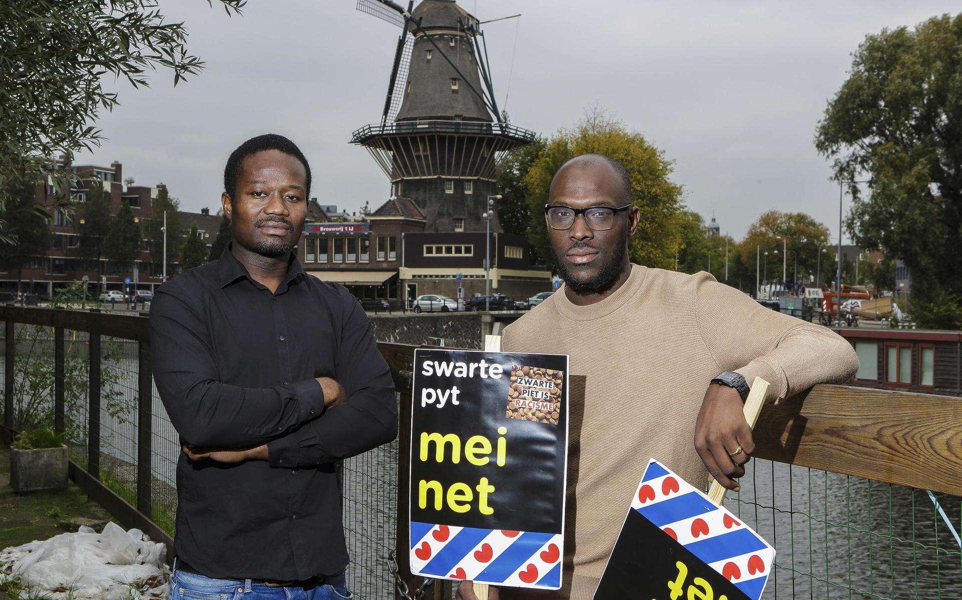 Jerry Afriyie (links) en Mitchell Esajas van Kick Out Zwarte Piet. FOTO MARCO KEYZER