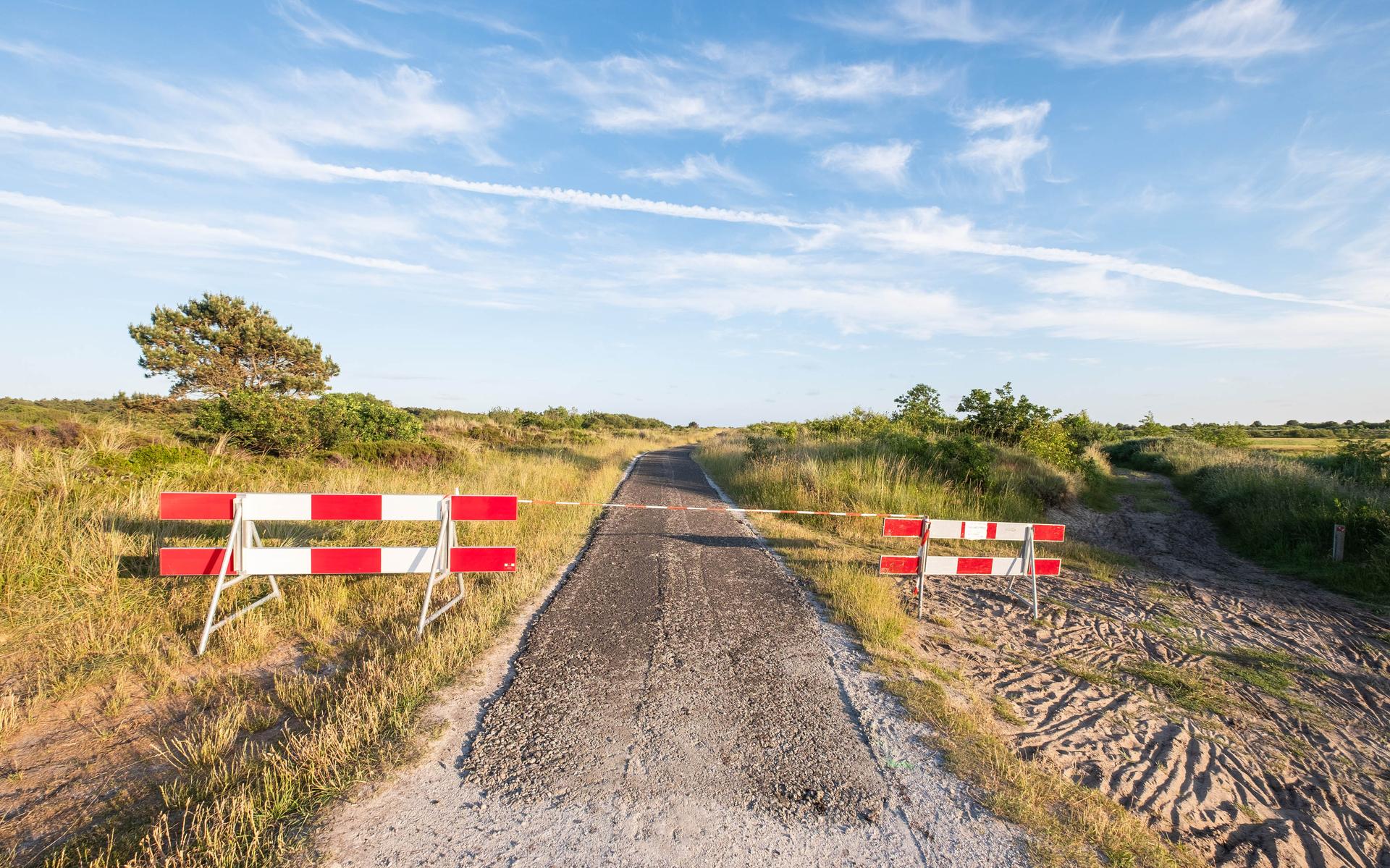 Fietspaden Terschelling dicht vanwege aanbrengen nieuwe schelpenlaag - Leeuwarder Courant