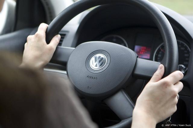 Werkstraf en rijontzegging voor vader uit Twijzel die bestelbus met weggelopen dochter van de weg ri