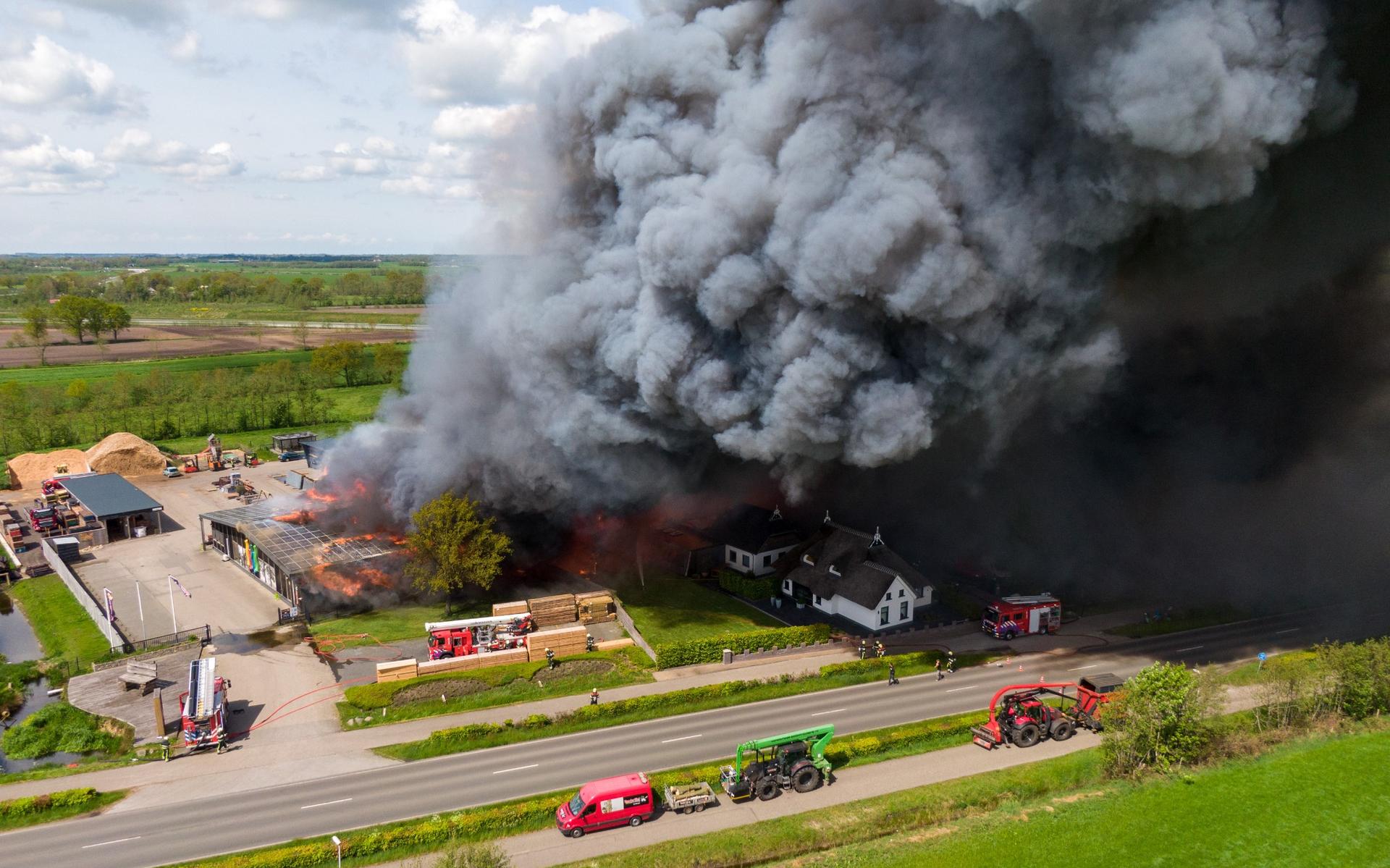 Loods met 600 zonnepanelen en woonhuis verwoest door felle brand bij Van der Wal Hout Noardburgum: '