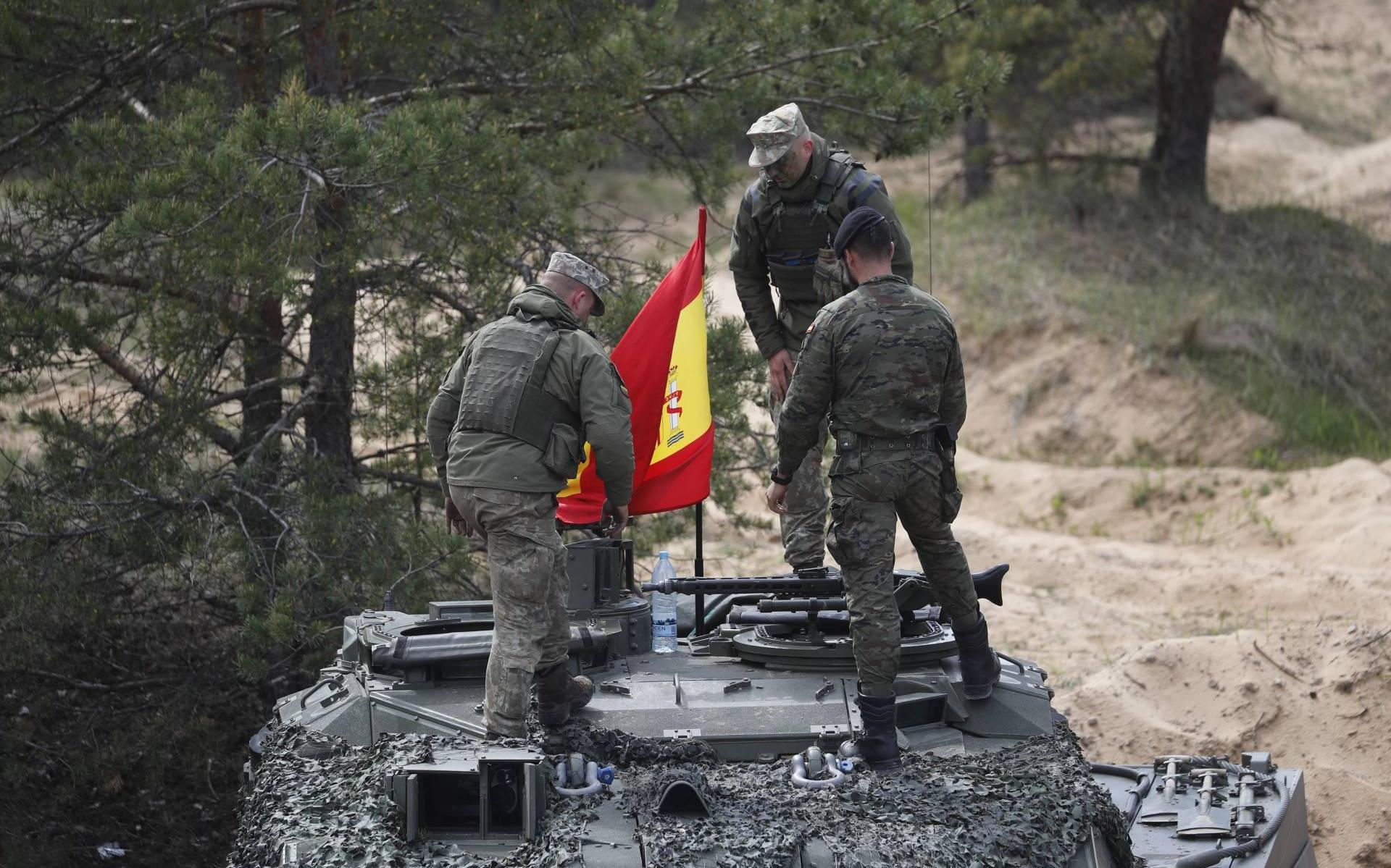 Spanje levert als eerste moderne westerse tanks aan Oekraïne - Leeuwarder Courant
