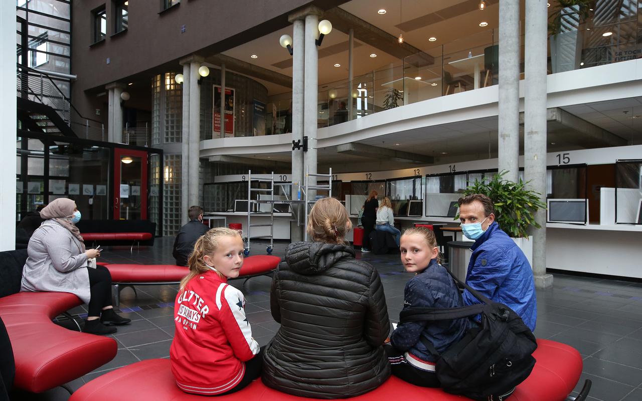 De familie Annema uit Leeuwarden wacht bij de paspoortbalie in het gemeentekantoor van Leeuwarden. De familie Annema uit Leeuwarden wacht bij de paspoortbalie in het gemeentekantoor van Leeuwarden.