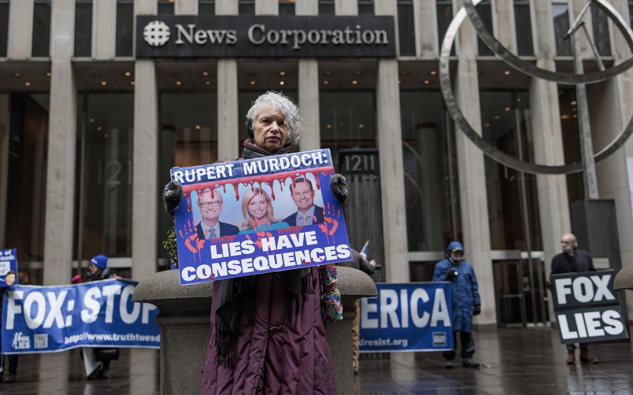 Protest buiten het hoofdkantoor van Fox News. Het bedrijf van Rupert Murdoch staat terecht omdat presentatoren in 2020 meegingen met Trumps onbewezen stelling dat de verkiezingen frauduleus verliepen.