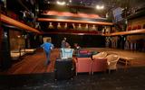 Theater De Koornbeurs is momenteel alleen open voor filmbezoek. Hiervoor werden onlangs nog comfortabele stoelen ingezameld. FOTO CATRINUS VAN DER VEEN 