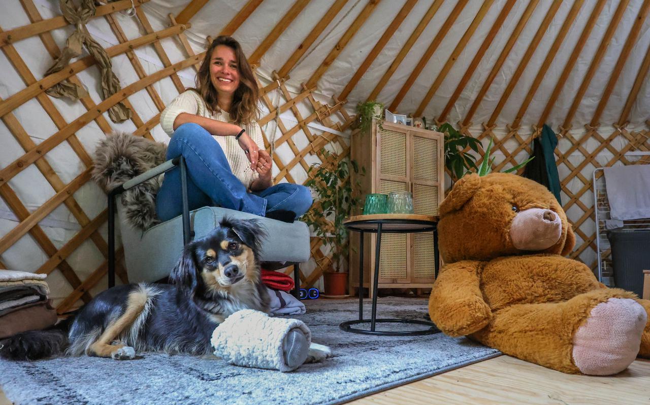 Petra Prins in haar yurt met haar hondje Lena.