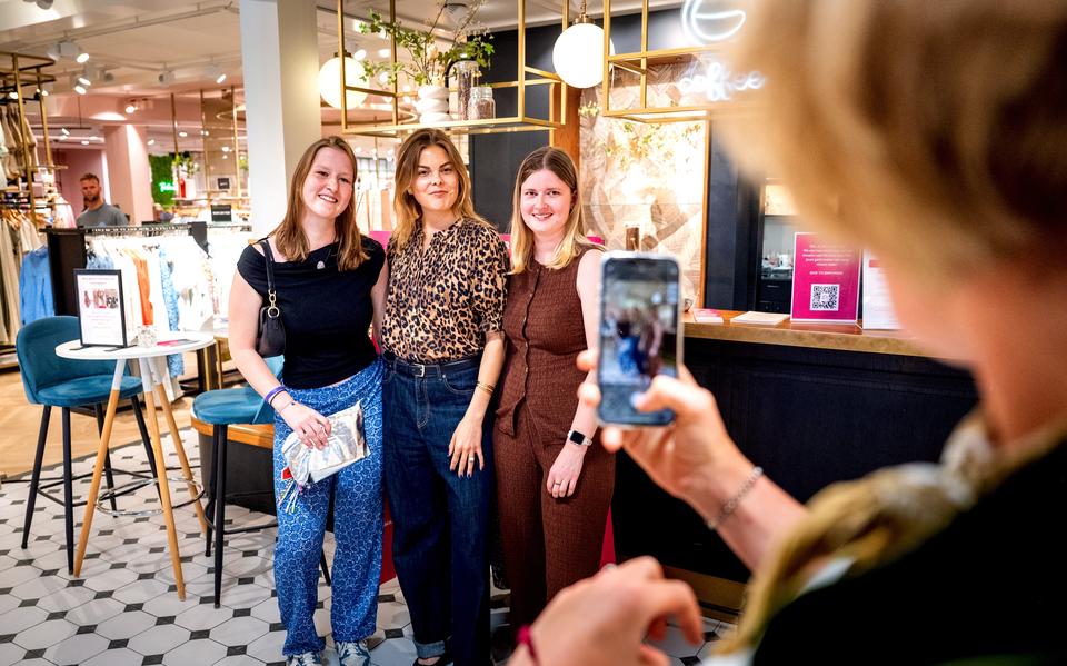 Anna Rinsma maakt een foto van gravin Eloise van Oranje (midden) en haar volgers Rijanne (links) en Carine Hendriks. 