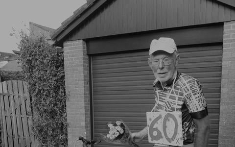 Piet Hein Hilarides toen hij voor de zestigste keer de Elfstedenfietstocht reed