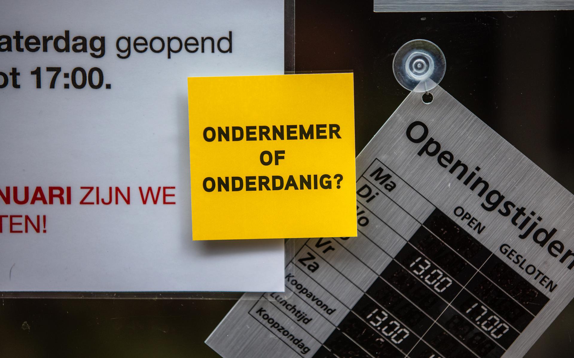 News from Friesland from January 11 |  Shopkeepers in Sneek upset about sticker on their shop window: entrepreneur or submissive?