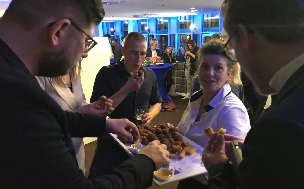De FNP aan de bitterballen, met links Sijbe Knol. De FNP aan de bitterballen, met links Sijbe Knol.