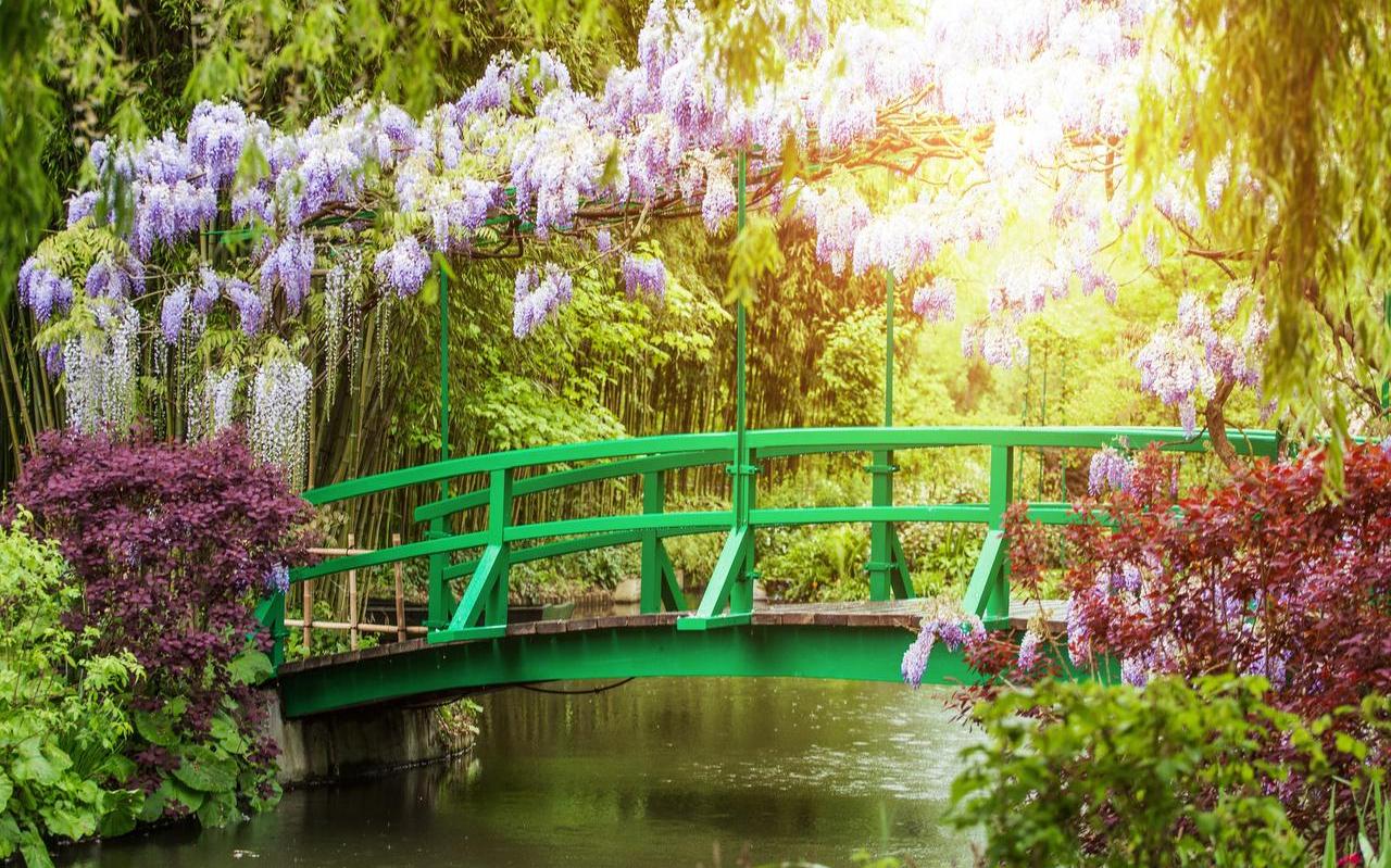 De tuinen van Claude Monet in Giverny. De brug stond model voor zijn beroemde schilderij. De tuinen van Claude Monet in Giverny. De brug stond model voor zijn beroemde schilderij.