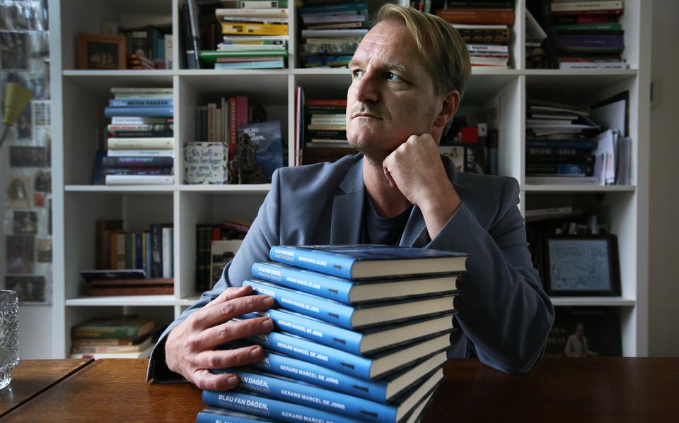 Gerard de Jong met zijn roman 'Blau fan dagen, griis fan onrust'.