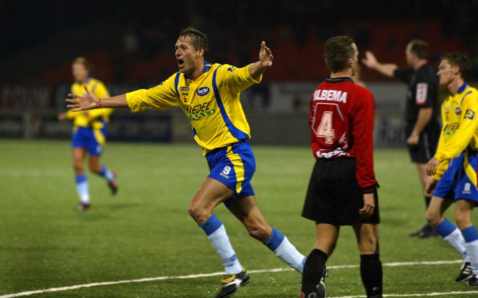 Jan Bruin scoort de 1-0 in het duel tussen SC Cambuur en Helmond Sport.
