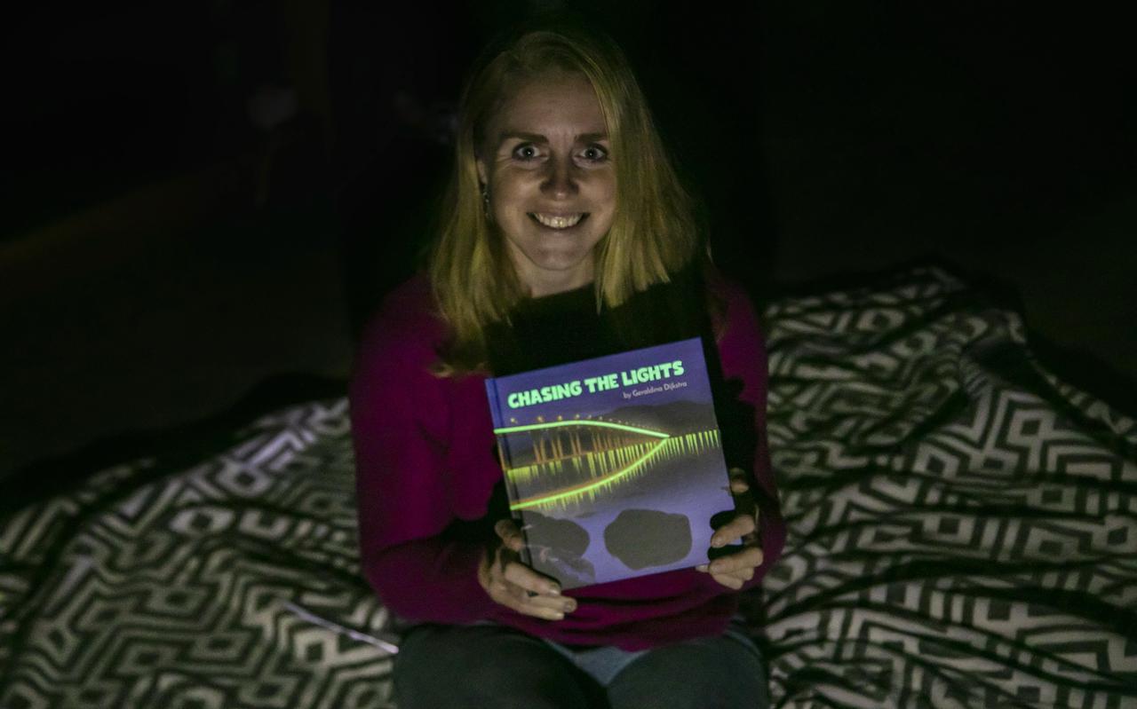 Geraldina Dijkstra met haar glow-in-the-dark boek 'Chasing the lights'. 