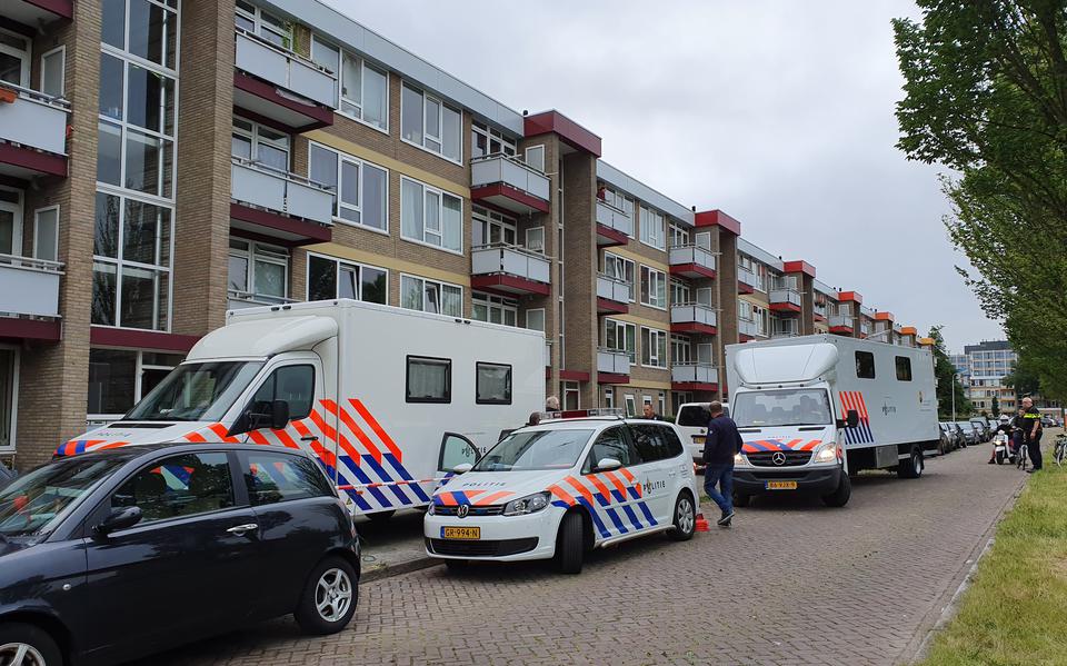 Politie doet naar het aangetroffen lichaam aan de Professor Meester P.S. Gerbrandyweg in Leeuwarden in 2019.  FOTO ANTON KAPPERS