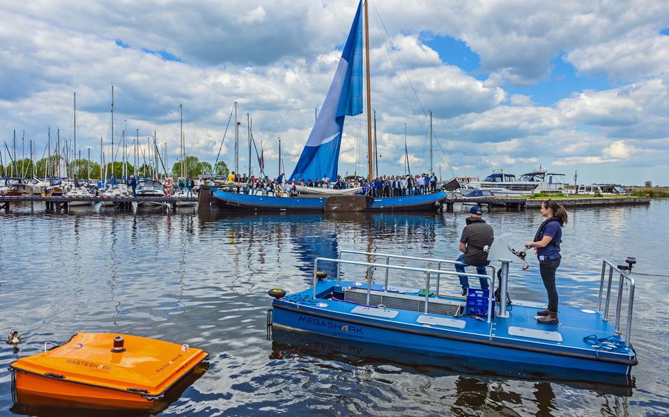 De blauwe vlag gaat in top in de jachthaven van Woudsend.