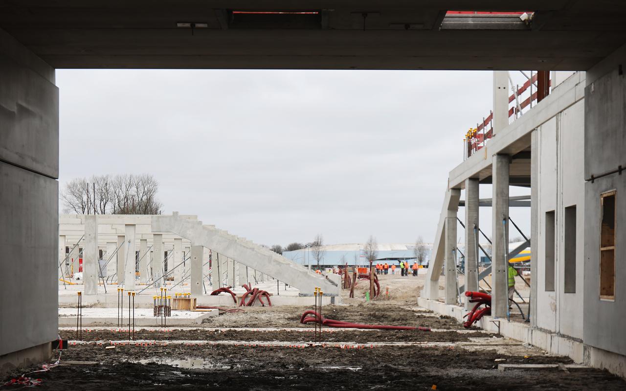 Er wordt druk gebouwd aan het nieuwe Cambuurstadion. Hier op een foto van begin maart: twee tribunes in aanbouw.