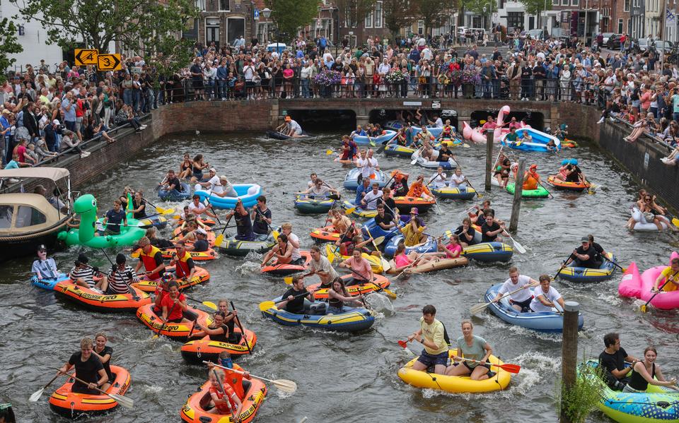 'Het was een bont gezelschap dat één grote chaos vormde'