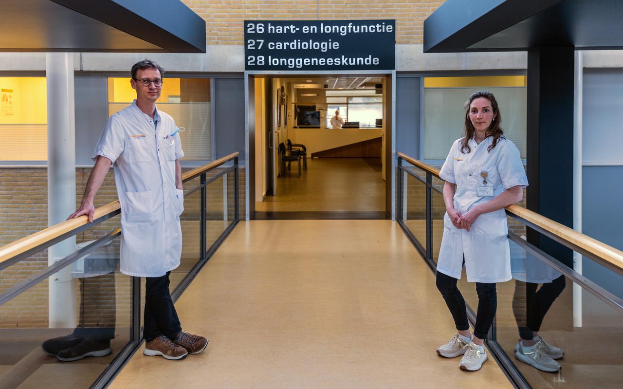 Longarts Kor Johan Koning en longverpleegkundige Martzen Tiemersma in ziekenhuis Tjongerschans. 