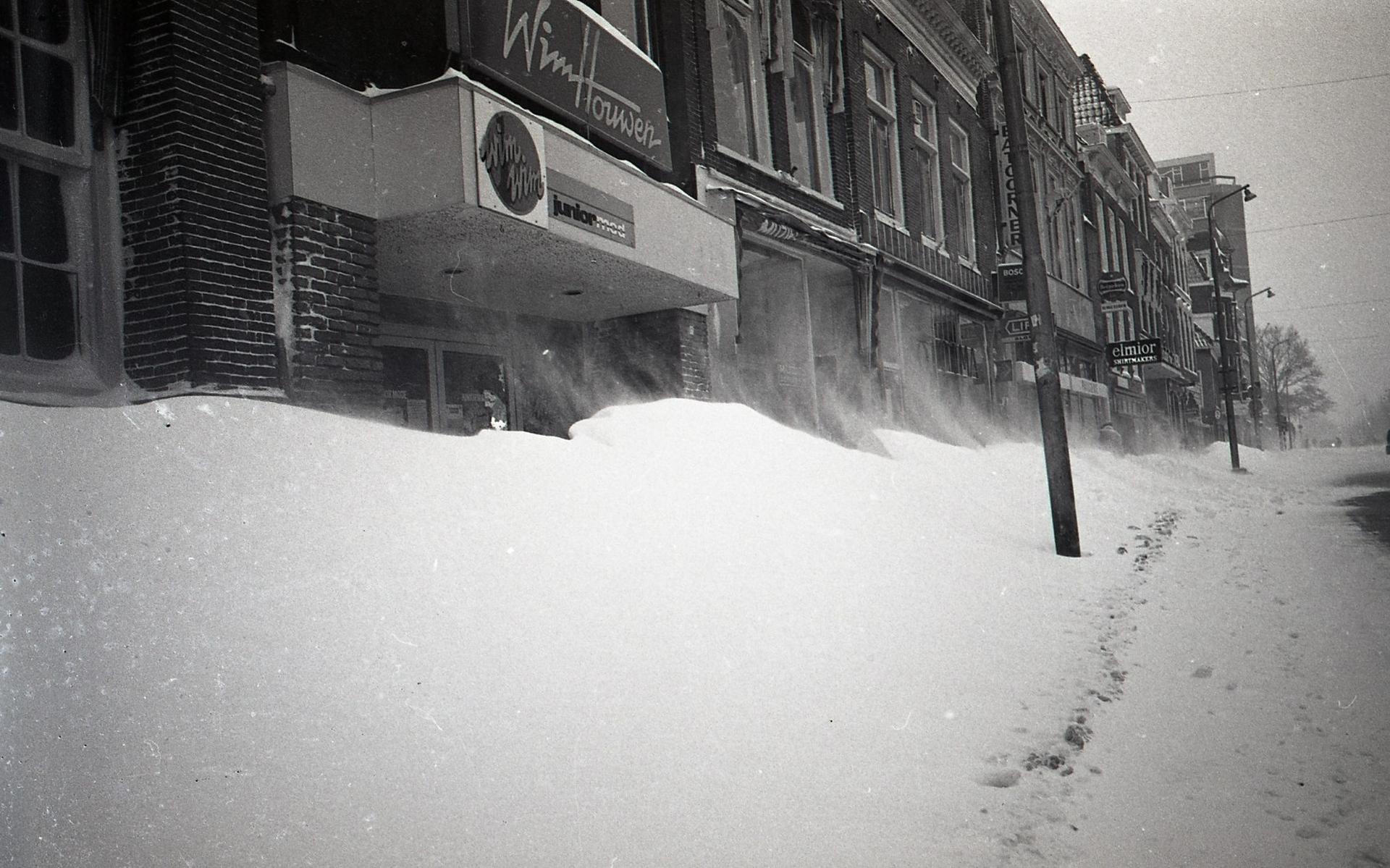 Kranten bezorgen door de sneeuw: waarom dat maandagochtend niet gebeurde - Leeuwarder Courant