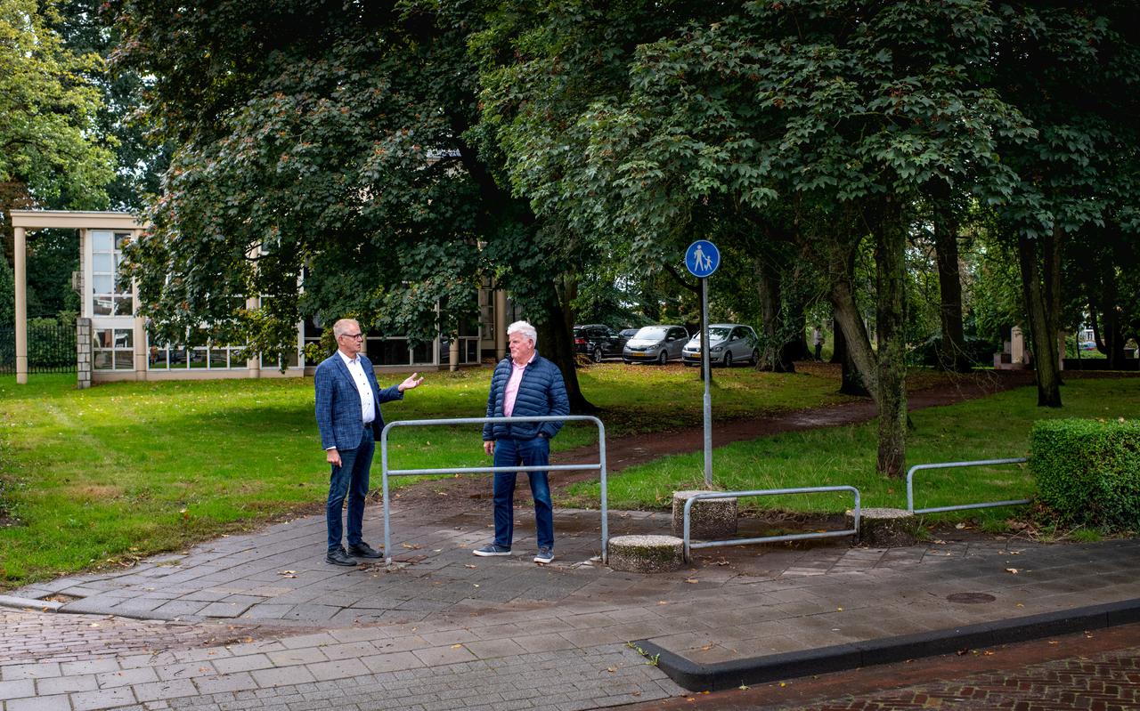 Theo Sibma (rechts) en buurman Harrie Hofstee bij de plek waar de gemeente de parkeerplekken wil aanleggen, afgelopen najaar.