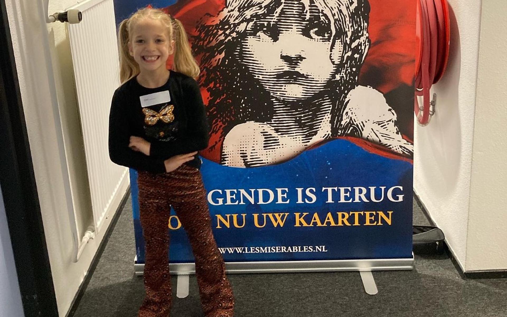 Emi van der Meer bij een poster van de musical Les Misérables waarin zij dit jaar mag optreden.