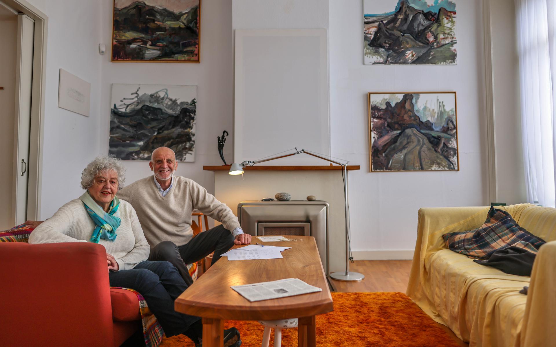 Rolf van Hulten en zijn vrouw Corneel in de woonkamer van hun Verzamelhuis in Joure, waar voor een tijdelijke expositie het werk van Sjoerd Bakker aan de wanden hing.