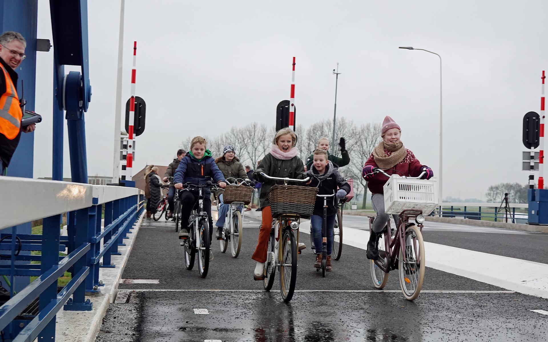 Brug Terherne na maanden van werkzaamheden weer volledig open. 'Ik kwam soms te laat op school'