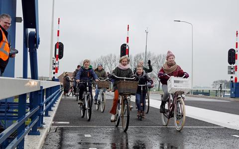 Leerlingen van basisschool Bloei uit Terherne mochten maandag als eerste over de nieuwe brug. Foto Brenda van Olphen