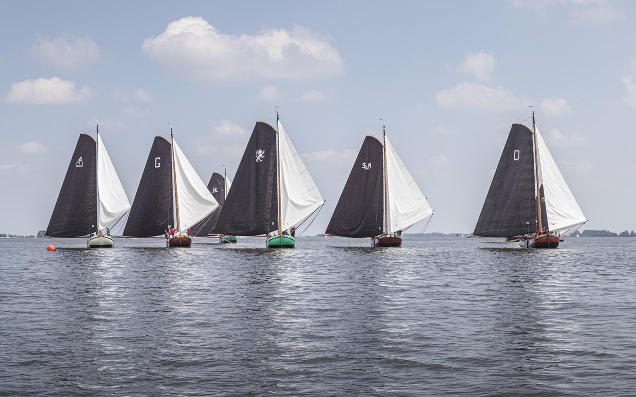 De skûtsjes van Akkrum, Grou, Sneek, Leeuwarden, Súdwesthoek en Drachten (vlnr) op de Fluezen bij Elahuizen. De skûtsjes van Akkrum, Grou, Sneek, Leeuwarden, Súdwesthoek en Drachten (vlnr) op de Fluezen bij Elahuizen.