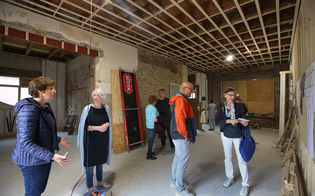 Agnes Miedema (helemaal links) geeft uitleg over het restauratieproject van Harlingerstraatweg 10 Agnes Miedema (helemaal links) geeft uitleg over het restauratieproject van Harlingerstraatweg 10