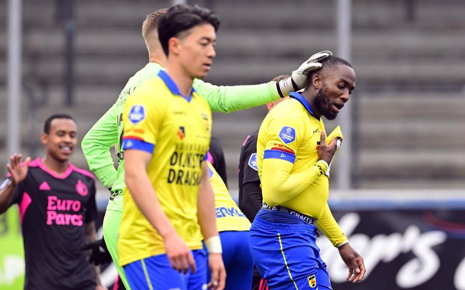 Calvin Mac-Intosch baalt van zijn eigen doelpunt tegen Feyenoord.