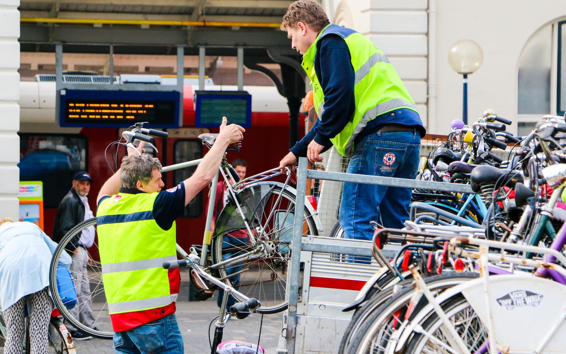 In voorgaande jaren, zoals hier in 2016, werden in Leeuwarden veel meer fout gestalde tweewielers en weesfietsen weggehaald dan nu.