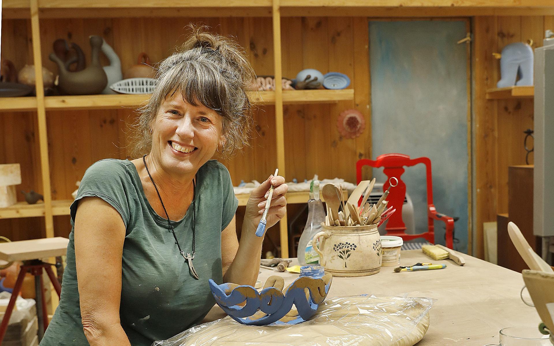 Haar atelier in Bakhuizen is voor keramist Lot Brandt een plek waar ze helemaal open staat: 'Als een