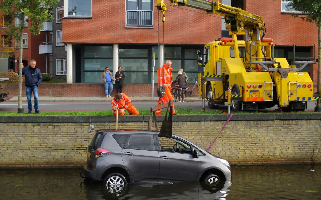 De auto is uit het water gehaald.