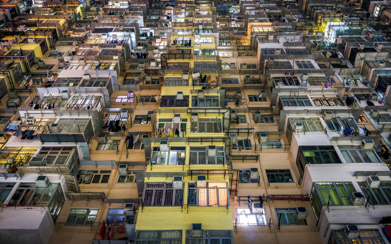 Woonwijk Quarry Bay in Hong Kong waar duizenden mensen dicht op elkaar wonen. 'Al die stedelijke airco’s op een kluitje hebben direct een opwarmend effect.' Foto ANP/LEX VAN LIESHOUT