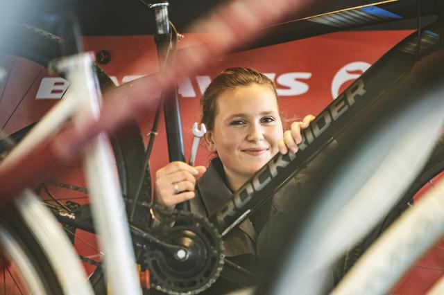 Muriël (16) uit De Knipe wordt fietstechnicus: ‘Ik zeg zelf ook altijd fietsenmaker, maar van mijn m