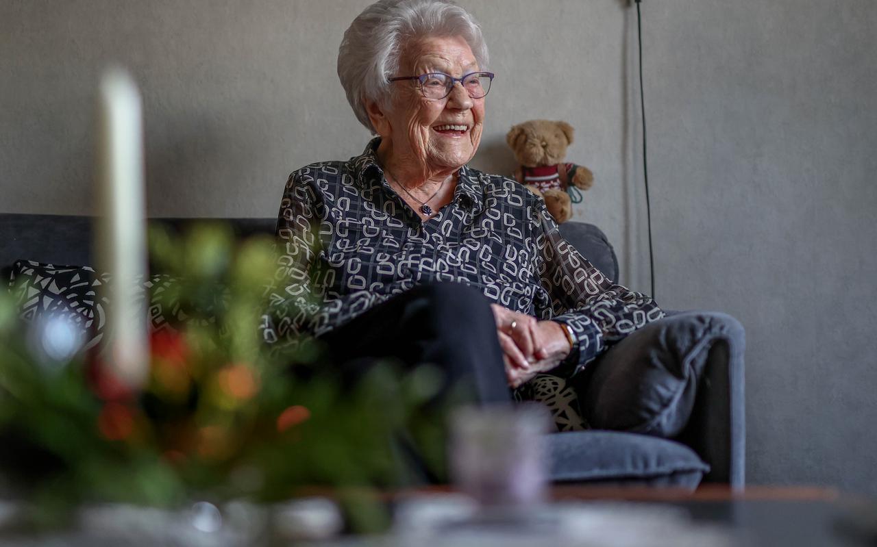 De 100-jarige Jetsche Cuperus-Bootsma met het beertje uit Nieuw-Zeeland achter haar. 