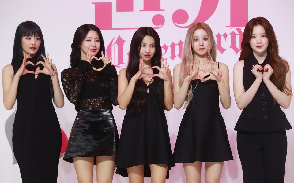 K-popgroep (G)I-dle poseert tijdens een persconferentie.  