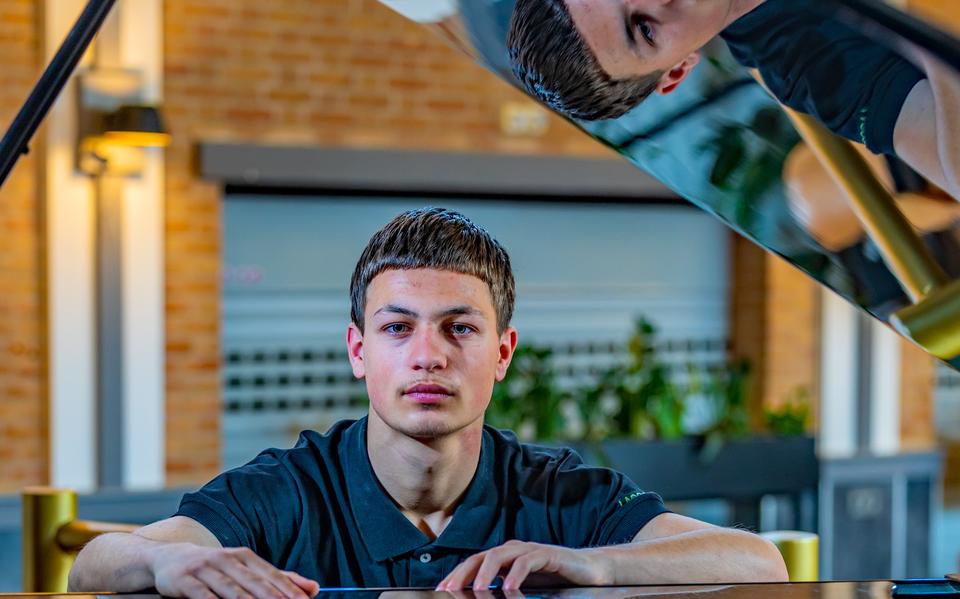 Ares Groenveld uit Sneek mag vaak spelen op de vleugel die in de kantine van zijn school staat.